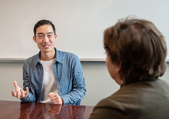 Organizational coaching alumni Lonny talking with client.